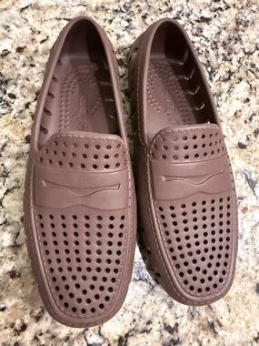 Men’s size 5 or boys size 5 Floafers loafers brown. Like new